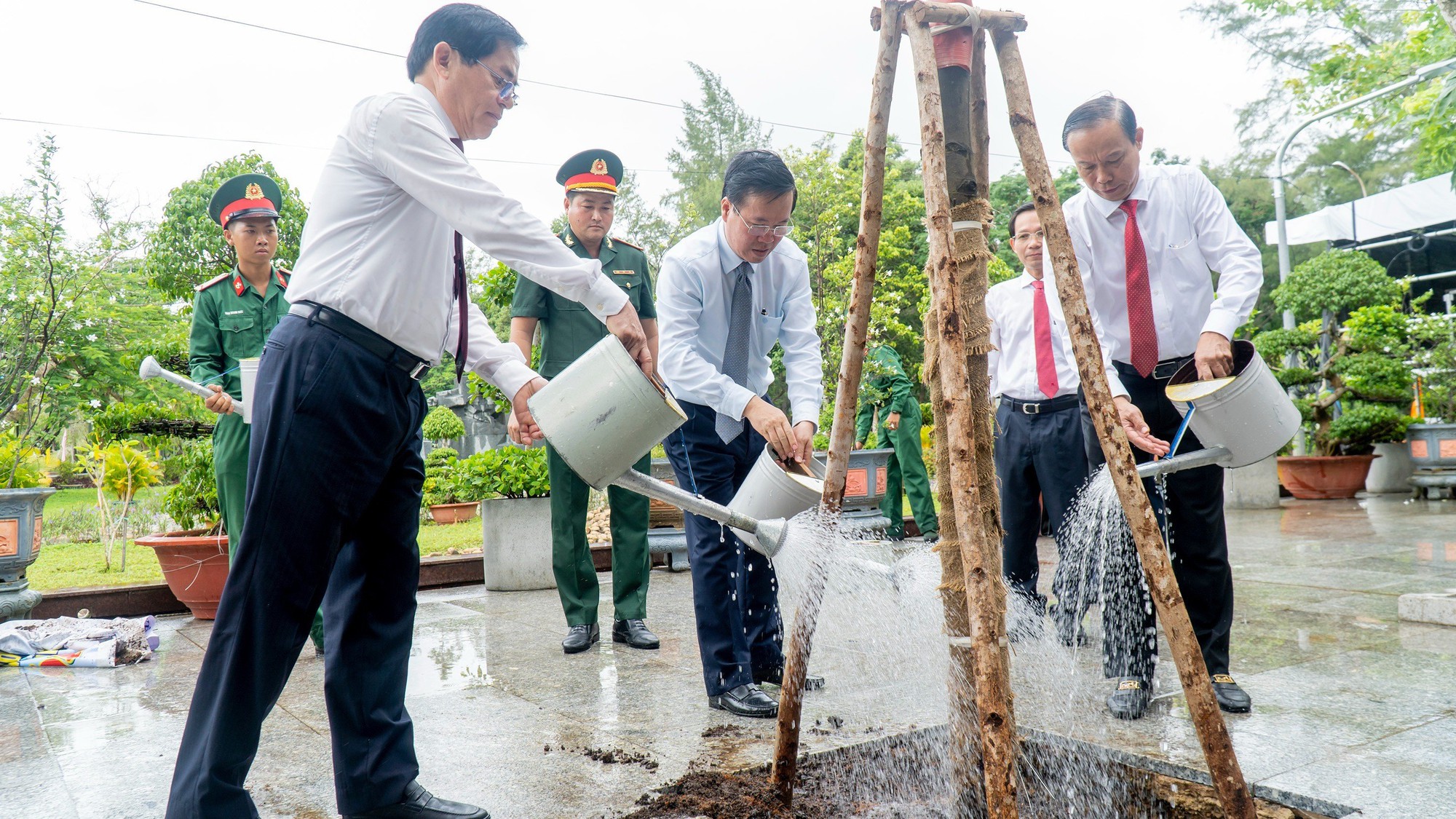 Chủ tịch nước Võ Văn Thưởng viếng, dâng hương Anh hùng liệt sĩ và đồng bào yêu nước ở Côn Đảo - Ảnh 4.