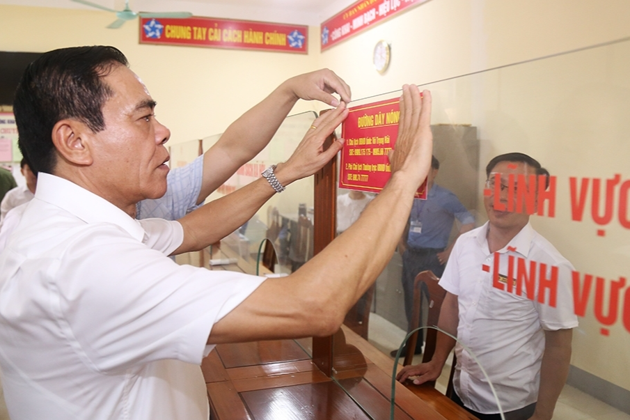 Chủ tịch UBND tỉnh Hà Tĩnh Võ Trọng Hải bắt máy ngay khi chuông điện thoại vừa đổ - Ảnh 1.