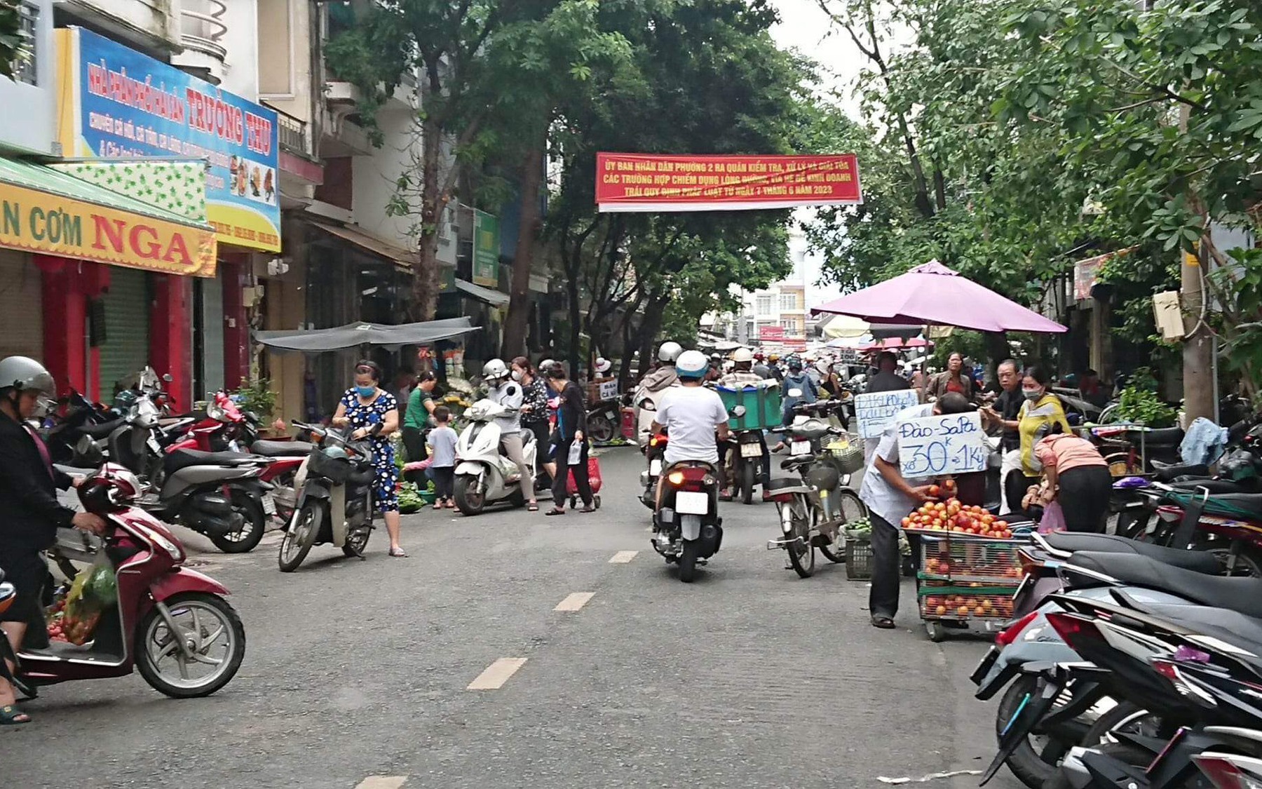 Sở GTVT TP.HCM yêu cầu công an xử lý nghiêm việc xây, đặt bục bệ trái phép trên lòng đường, vỉa hè