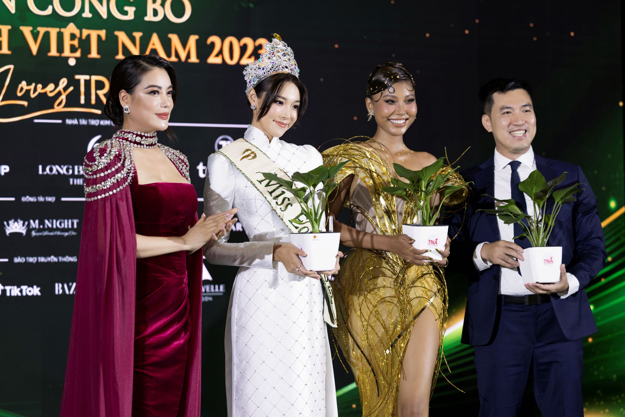 Trương Ngọc Ánh tặng cây xanh cho dàn hoa hậu, người đẹp Miss Earth - Ảnh 5.