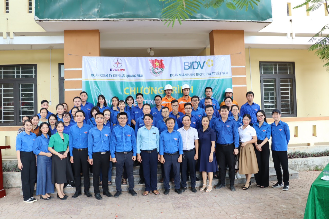 PC Quảng Bình đưa công trình chiếu sáng bằng năng lượng mặt trời đến với học sinh Bru - Vân Kiều - Ảnh 3.