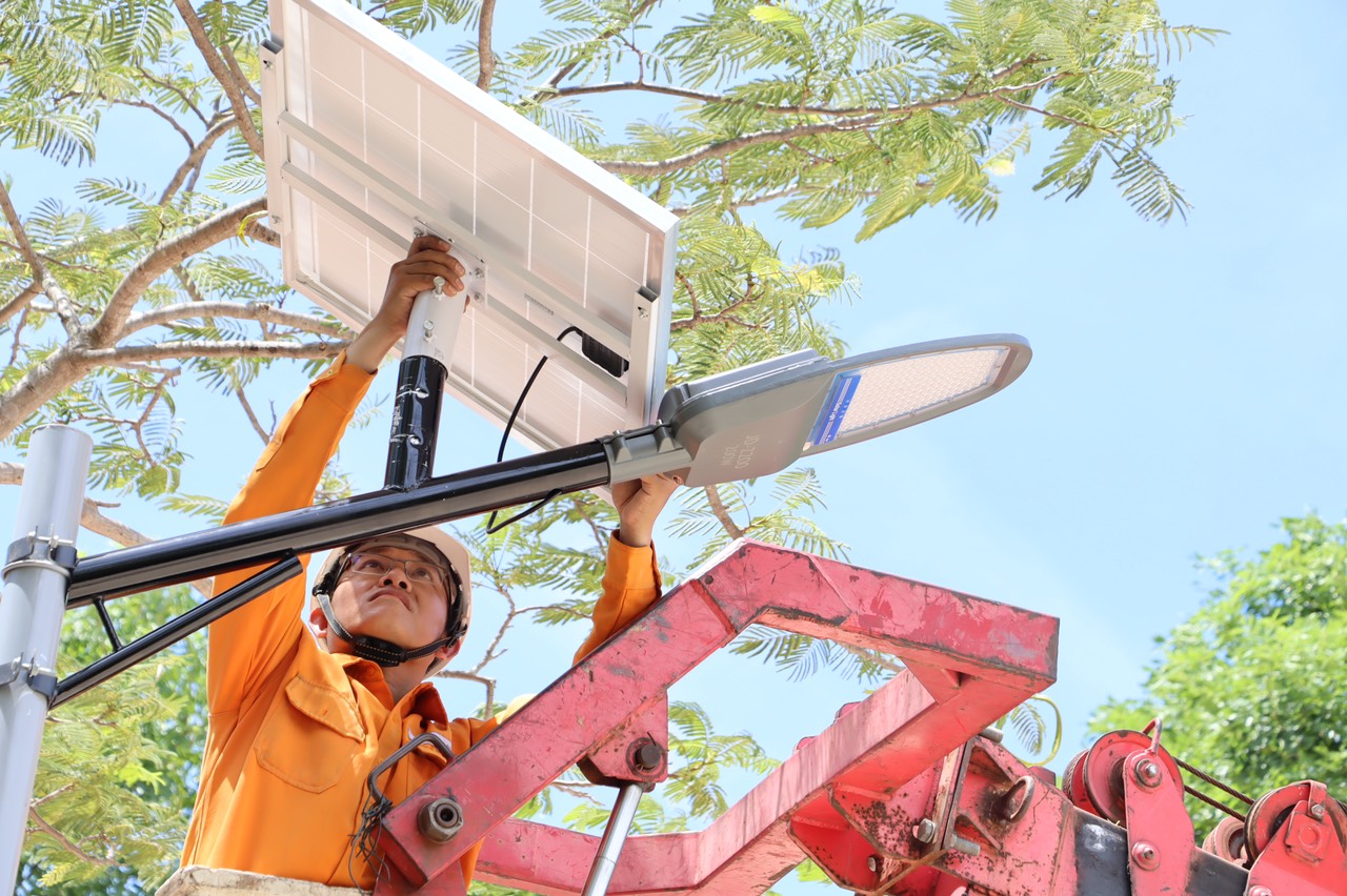PC Quảng Bình đưa công trình chiếu sáng bằng năng lượng mặt trời đến với học sinh Bru - Vân Kiều - Ảnh 2.