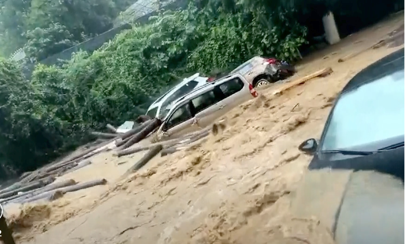 Trung Quốc: Nơi lũ lụt cuốn trôi ô tô, nơi quay quắt vì nắng nóng kỷ lục  - Ảnh 1.