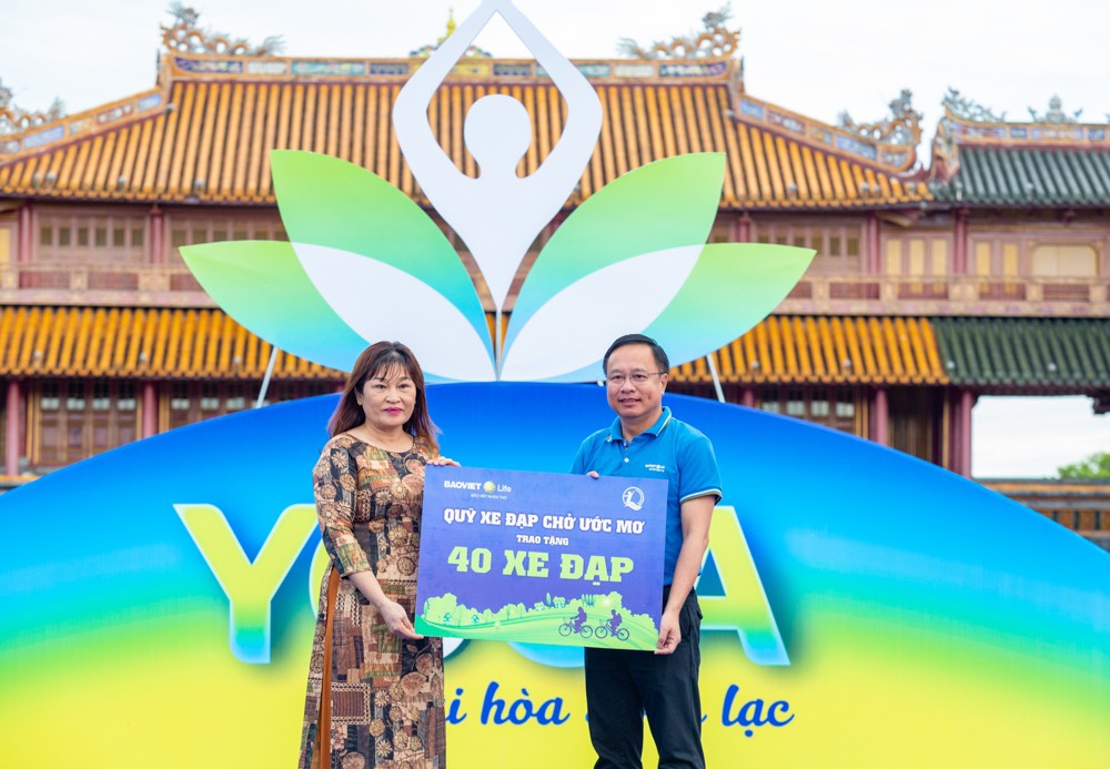 Độc lạ màn đồng diễn Yoga xếp hình chiếc Khánh tại tỉnh Thừa Thiên Huế - Ảnh 1.