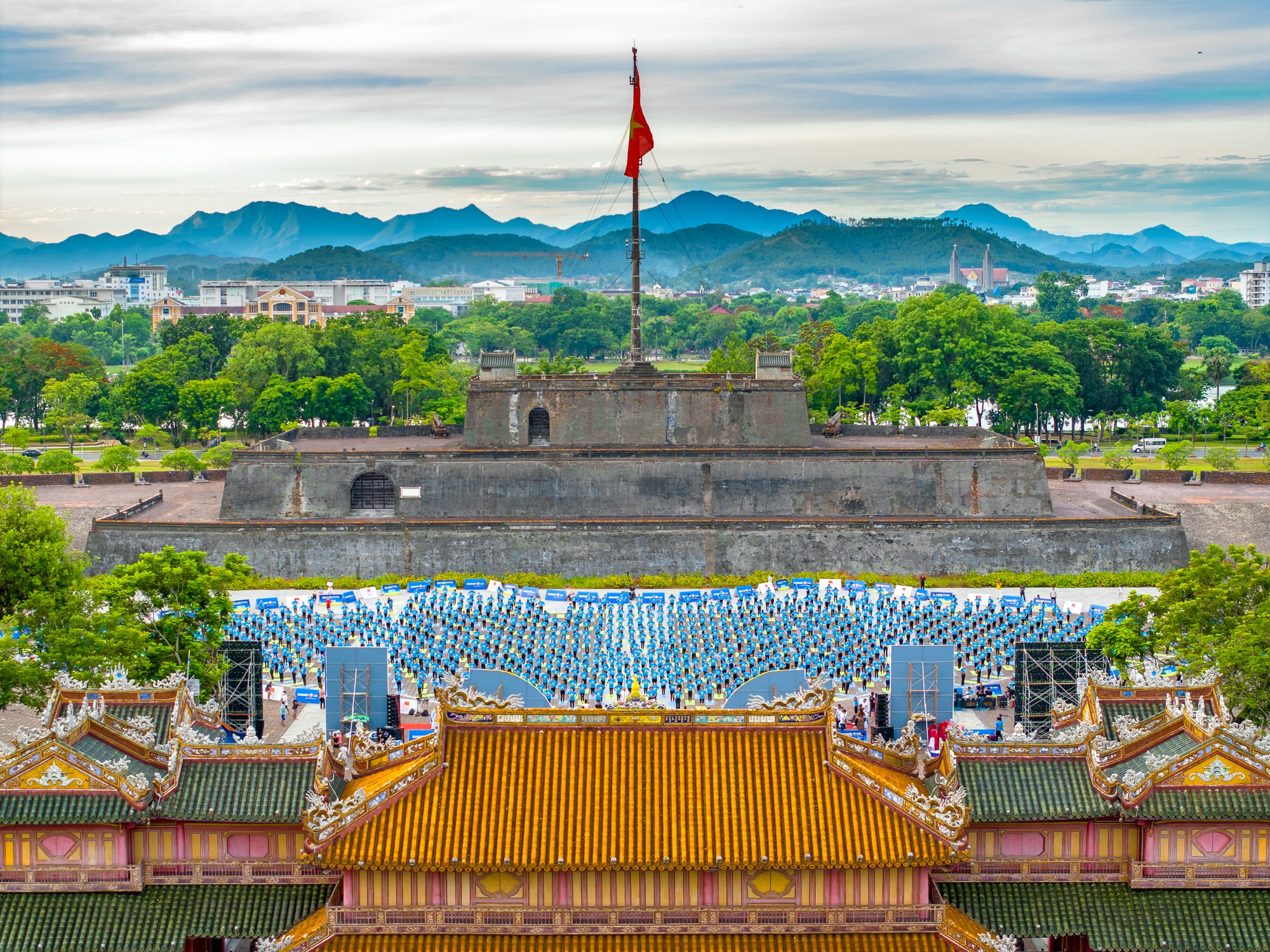Độc lạ màn đồng diễn Yoga xếp hình chiếc Khánh tại tỉnh Thừa Thiên Huế - Ảnh 2.