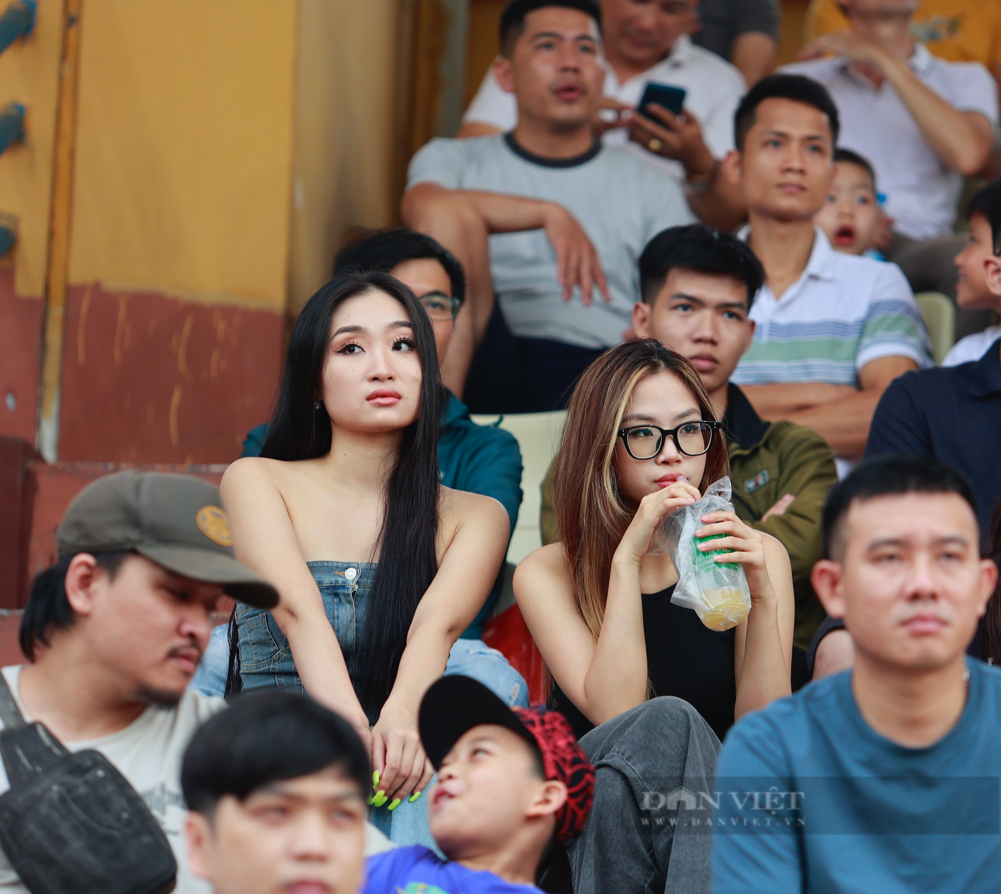 Bầu Hiển xem Hà Nội FC thi đấu vừa trông cháu trên khán Hàng Đẫy - Ảnh 2.