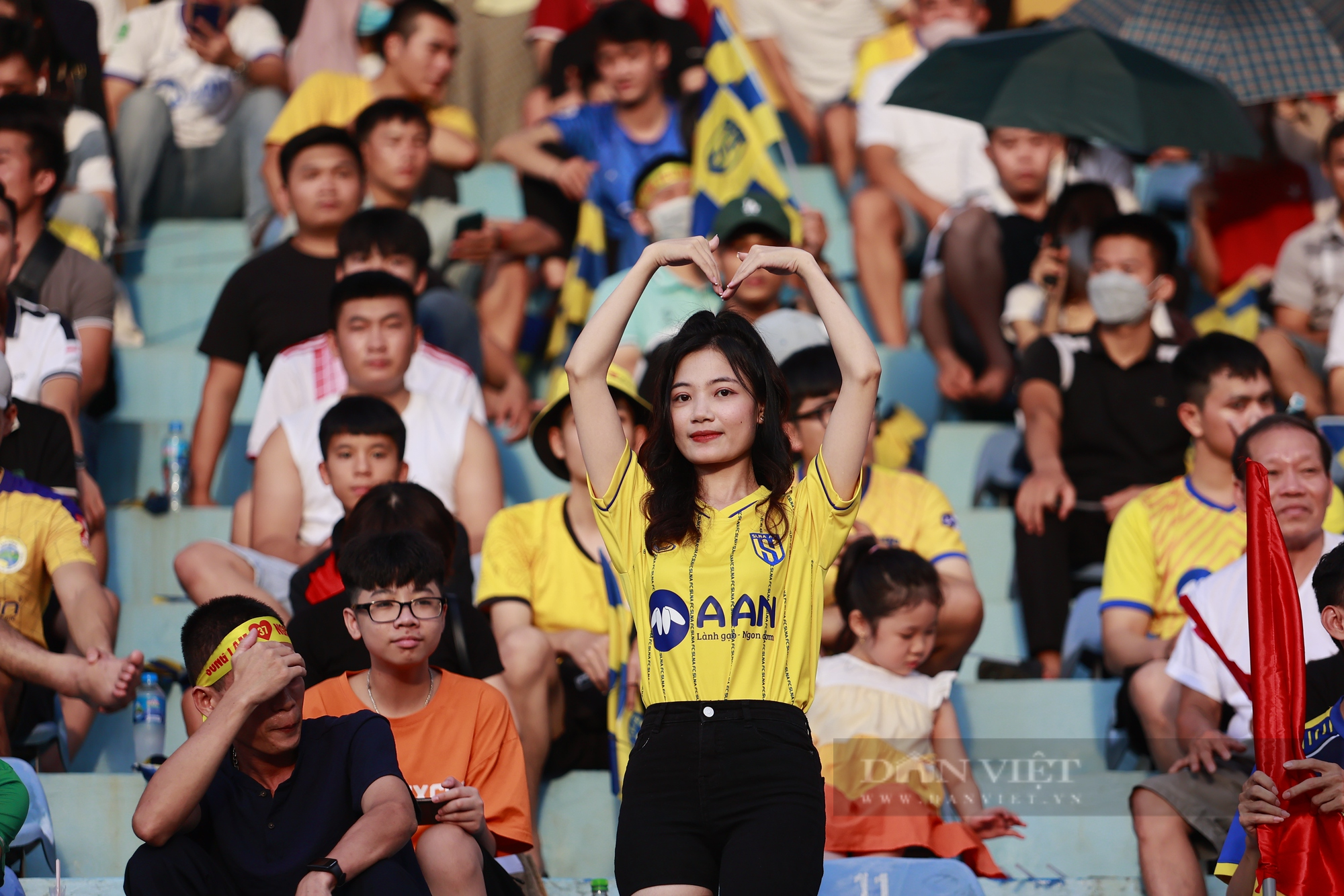 Bầu Hiển xem Hà Nội FC thi đấu vừa trông cháu trên khán Hàng Đẫy - Ảnh 4.