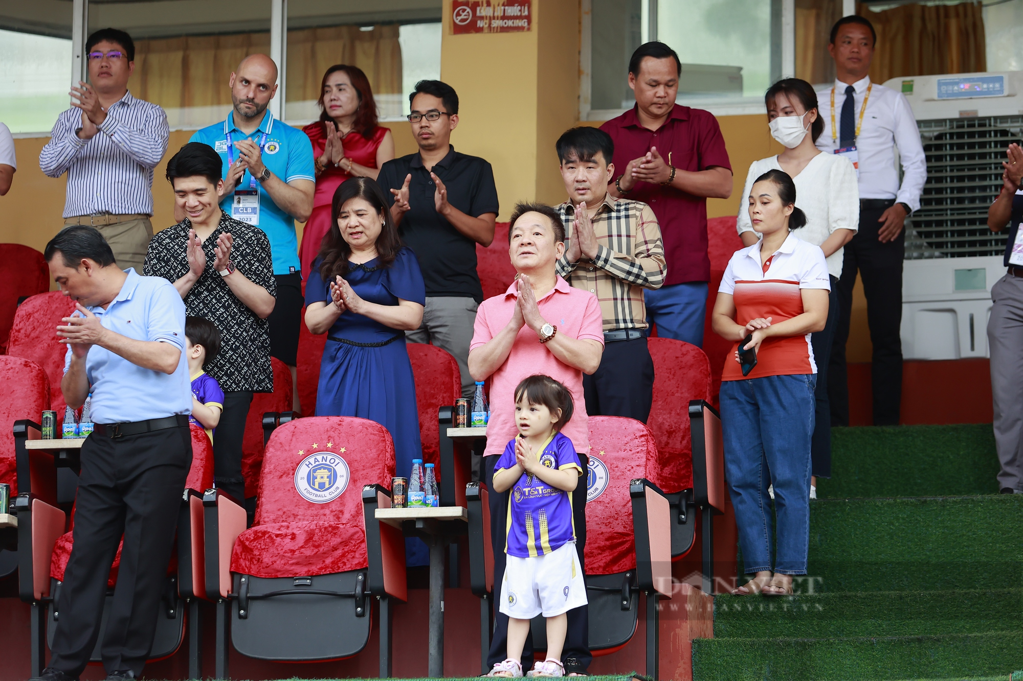 Bầu Hiển xem Hà Nội FC thi đấu vừa trông cháu trên khán Hàng Đẫy - Ảnh 5.
