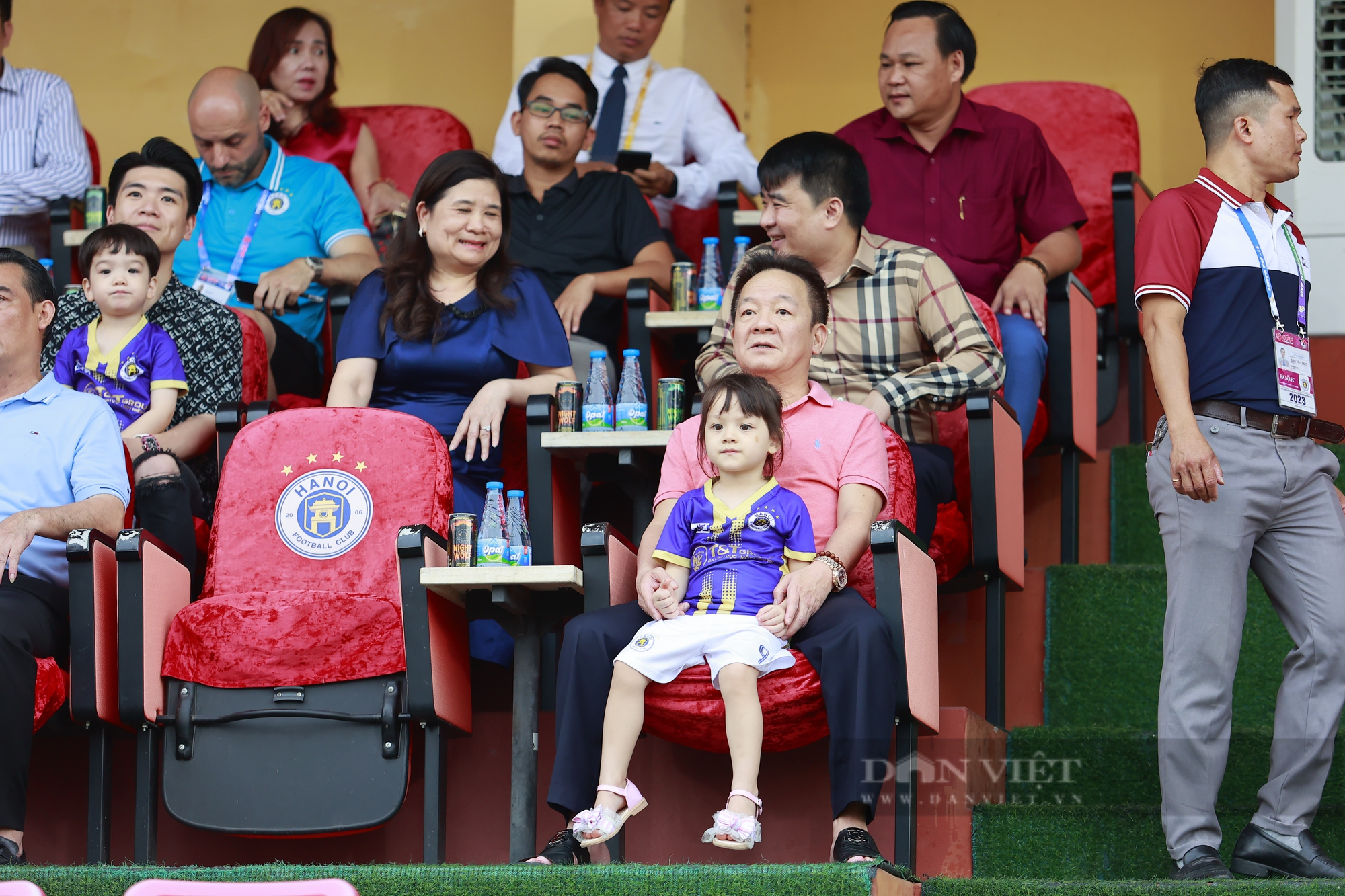 Bầu Hiển xem Hà Nội FC thi đấu vừa trông cháu trên khán Hàng Đẫy - Ảnh 6.