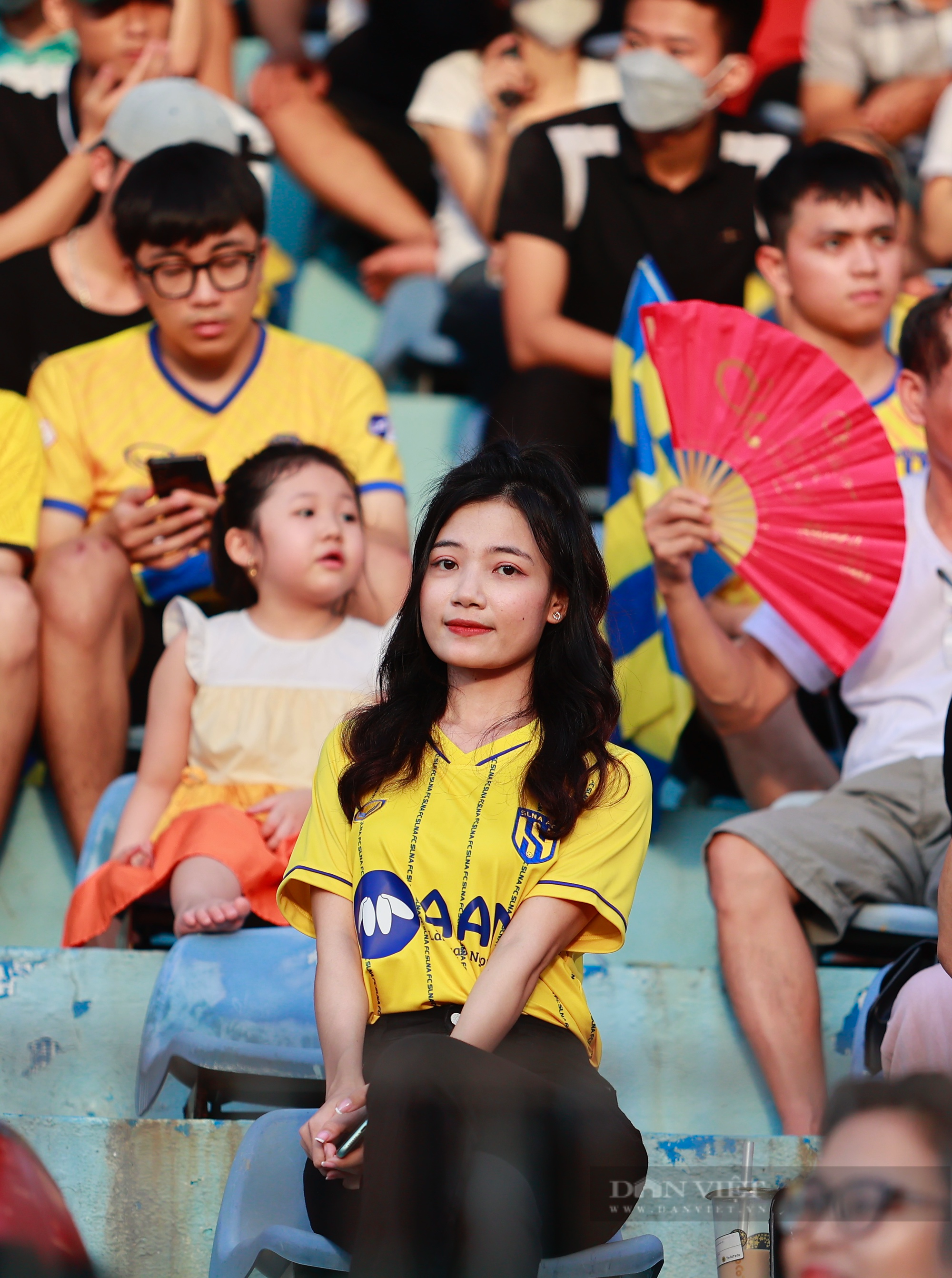 Bầu Hiển xem Hà Nội FC thi đấu vừa trông cháu trên khán Hàng Đẫy - Ảnh 7.