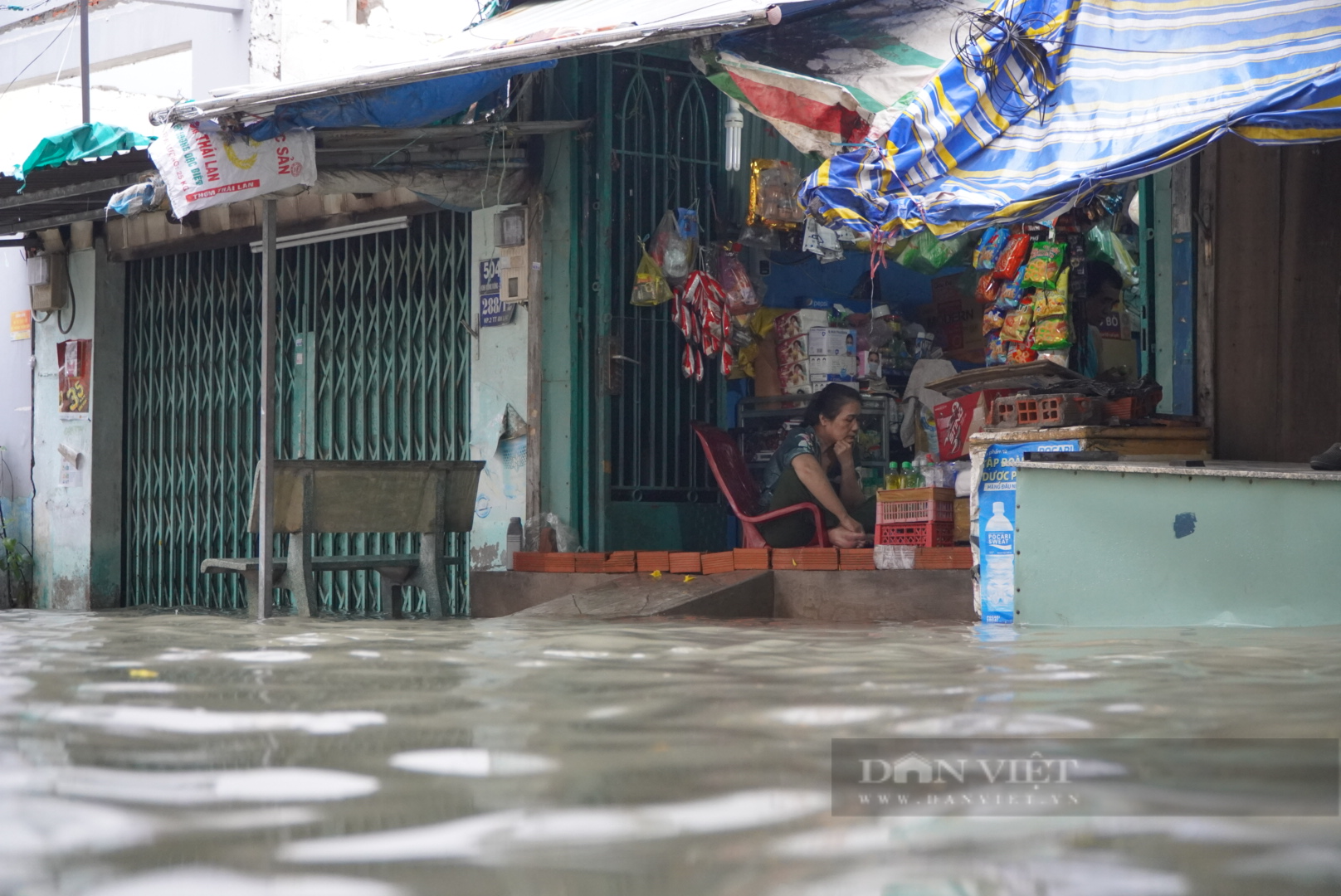 Nhiều ngày liên tục TP.HCM có mưa lớn, nước tràn vào nhà khiến công việc kinh doanh người dân gặp khó - Ảnh 1.