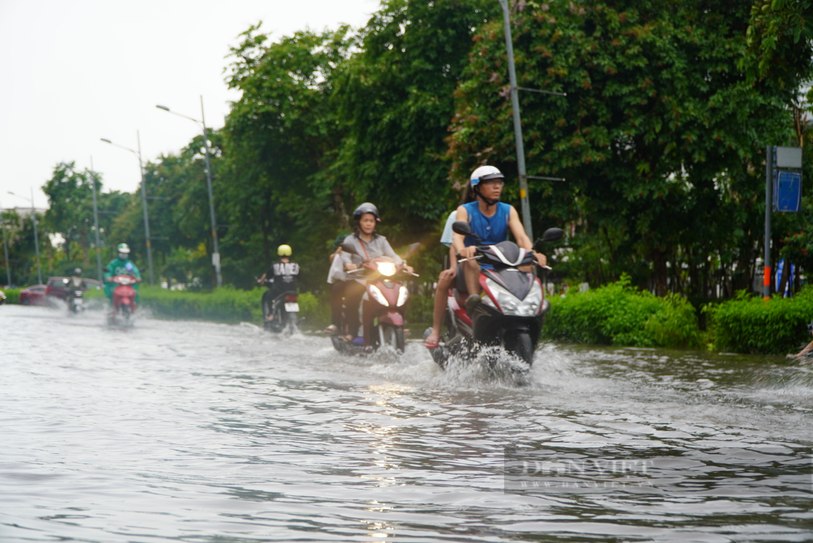 Nhiều ngày liên tục TP.HCM có mưa lớn, nước tràn vào nhà khiến công việc kinh doanh người dân gặp khó - Ảnh 2.