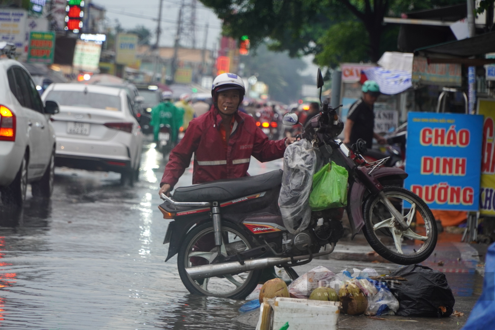 Nhiều ngày liên tục TP.HCM có mưa lớn, nước tràn vào nhà khiến công việc kinh doanh người dân gặp khó - Ảnh 3.