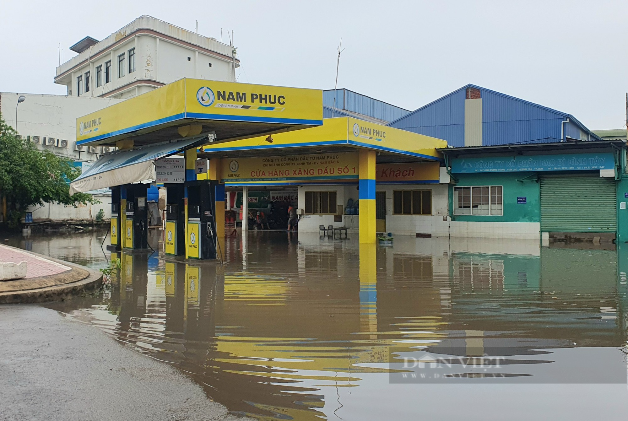 Nhiều ngày liên tục TP.HCM có mưa lớn, nước tràn vào nhà khiến công việc kinh doanh người dân gặp khó - Ảnh 5.