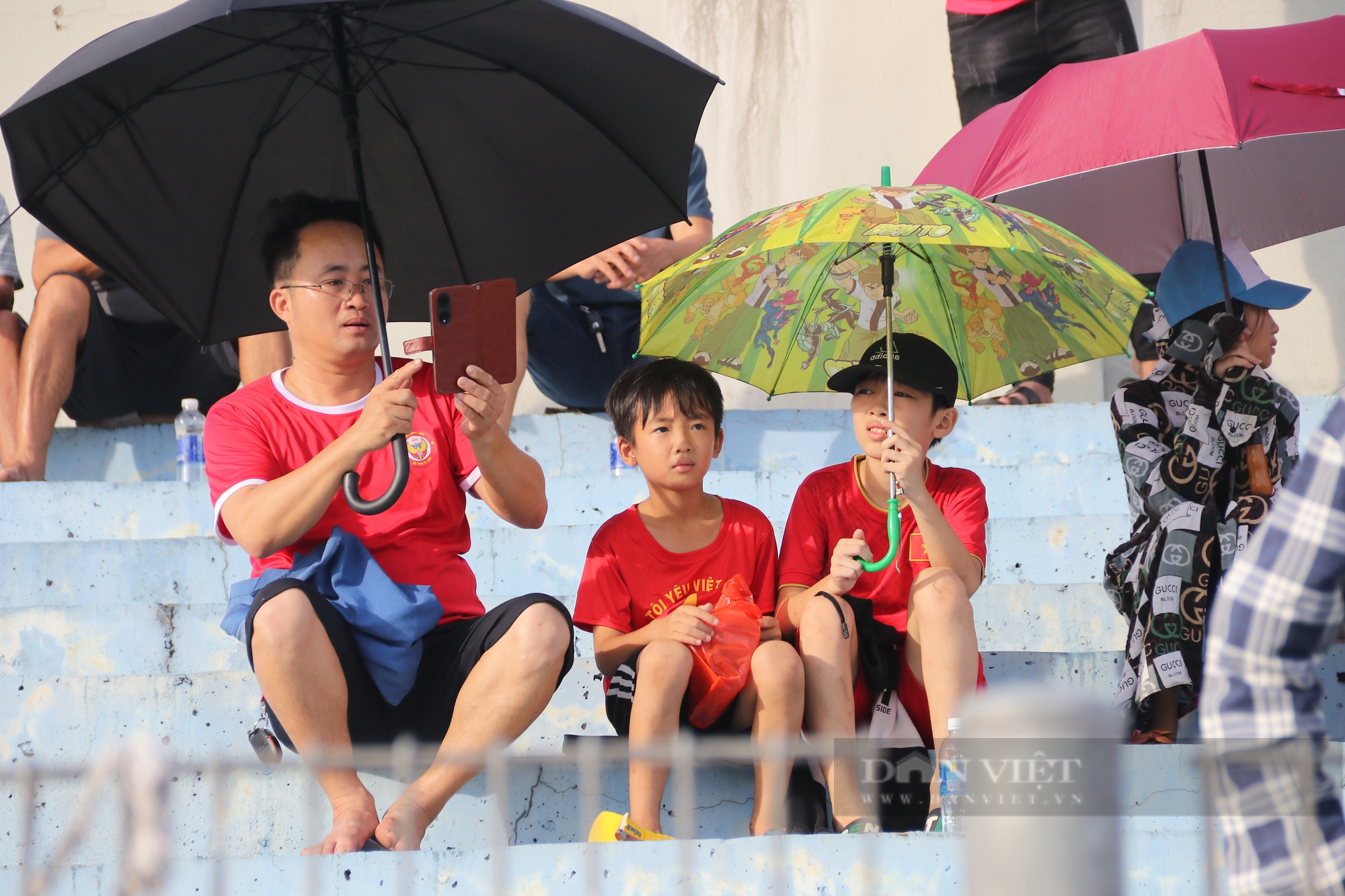 Hà Tĩnh: CĐV “đội nắng” đến chật kín sân, bùng nổ hết mình cổ vũ cho Hồng Lĩnh Hà Tĩnh - Ảnh 12.