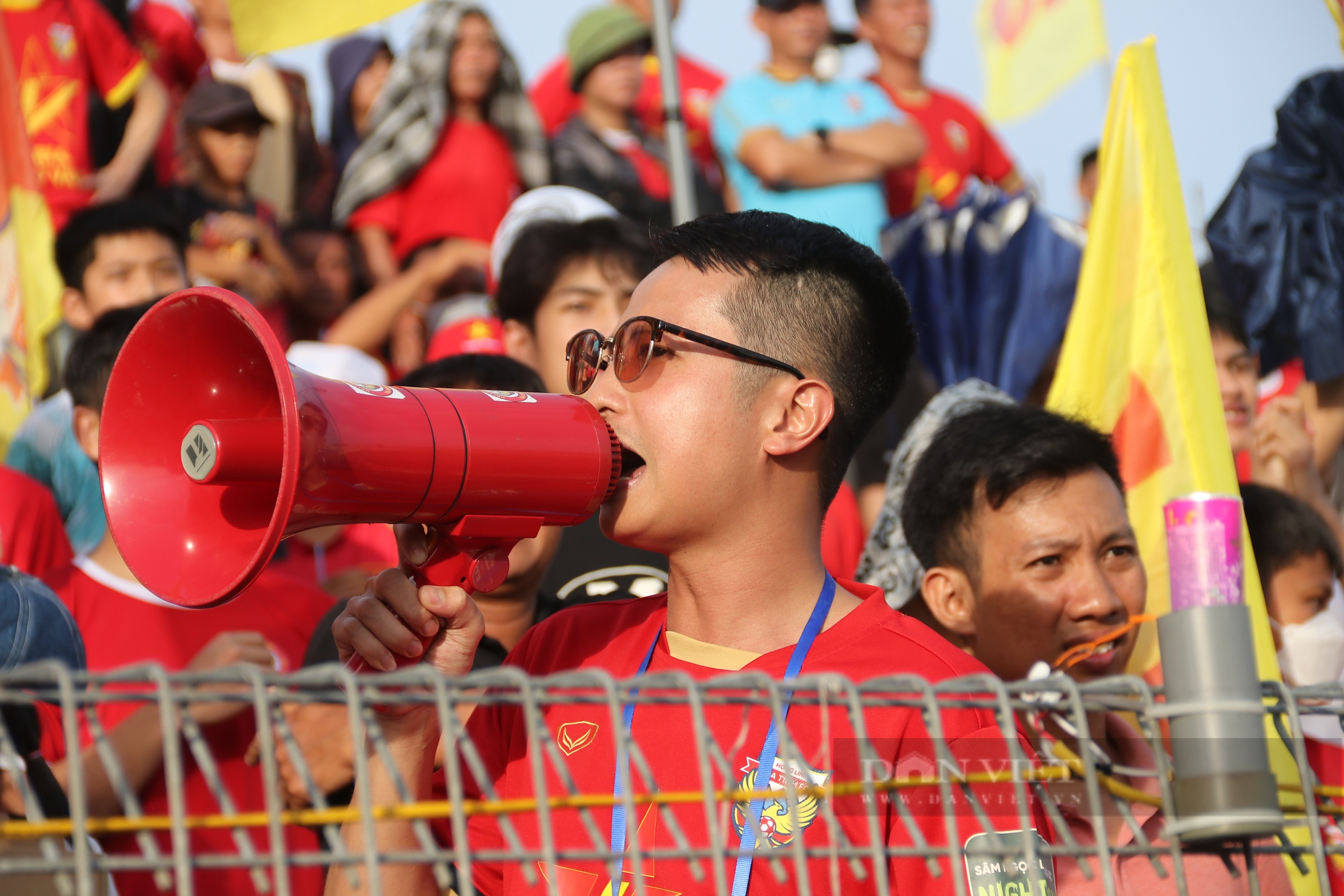 Hà Tĩnh: CĐV “đội nắng” đến chật kín sân, bùng nổ hết mình cổ vũ cho Hồng Lĩnh Hà Tĩnh - Ảnh 13.