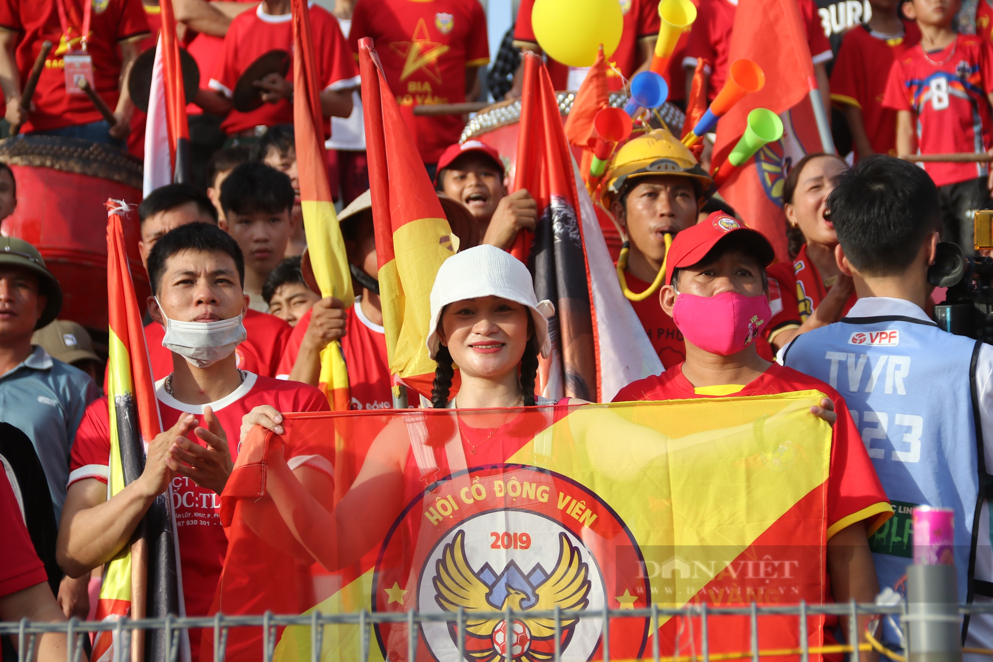 Hà Tĩnh: CĐV “đội nắng” đến chật kín sân, bùng nổ hết mình cổ vũ cho Hồng Lĩnh Hà Tĩnh - Ảnh 15.