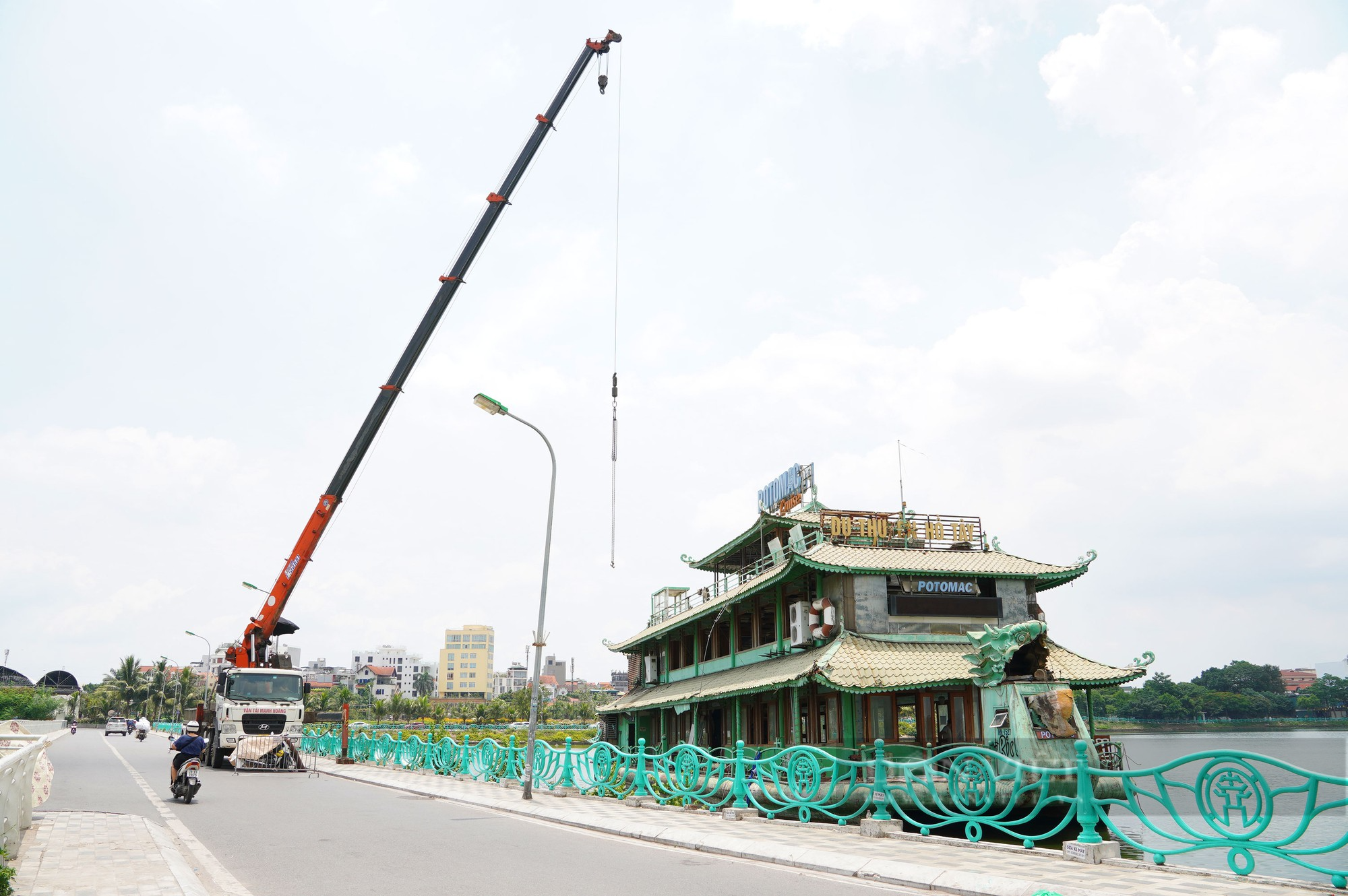 Di dời du thuyền cuối cùng ra khỏi Hồ Tây, quyết tâm trả lại quang cảnh thoáng đãng cho hồ  - Ảnh 1.