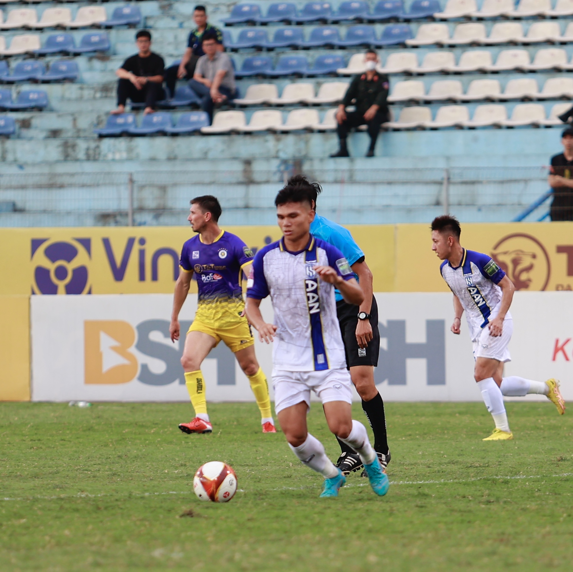 Sao mai U23 tỏa sáng, SLNA gây bất ngờ với bàn thắng vào lưới CLB Hà Nội - Ảnh 3.