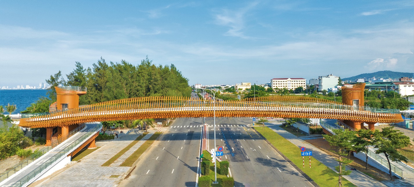 Cầu đi bộ độc đáo trên vịnh Đà Nẵng - Ảnh 2.