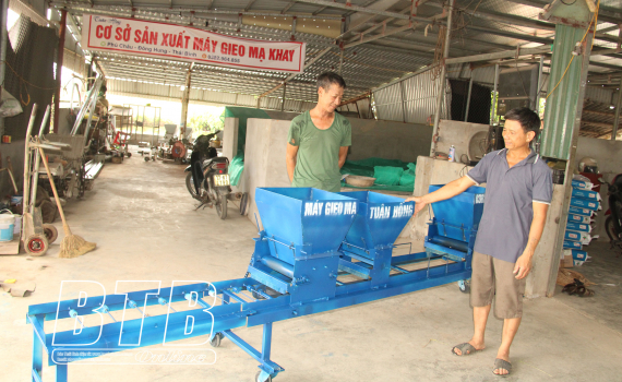 Anh nông dân Thái Bình làm ra chiếc máy gieo mạ khay giá rẻ nhưng chất lượng tương đương các hãng lớn  - Ảnh 2.