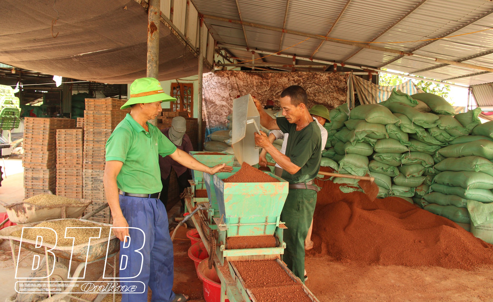 Anh nông dân Thái Bình làm ra chiếc máy gieo mạ khay giá rẻ nhưng chất lượng tương đương các hãng lớn  - Ảnh 1.