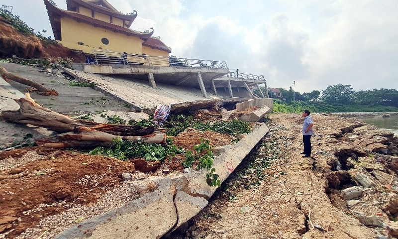 Sạt trượt sông Phó Đáy tái diễn, đền Mẫu có nguy cơ bị “nuốt chửng” - Ảnh 1.