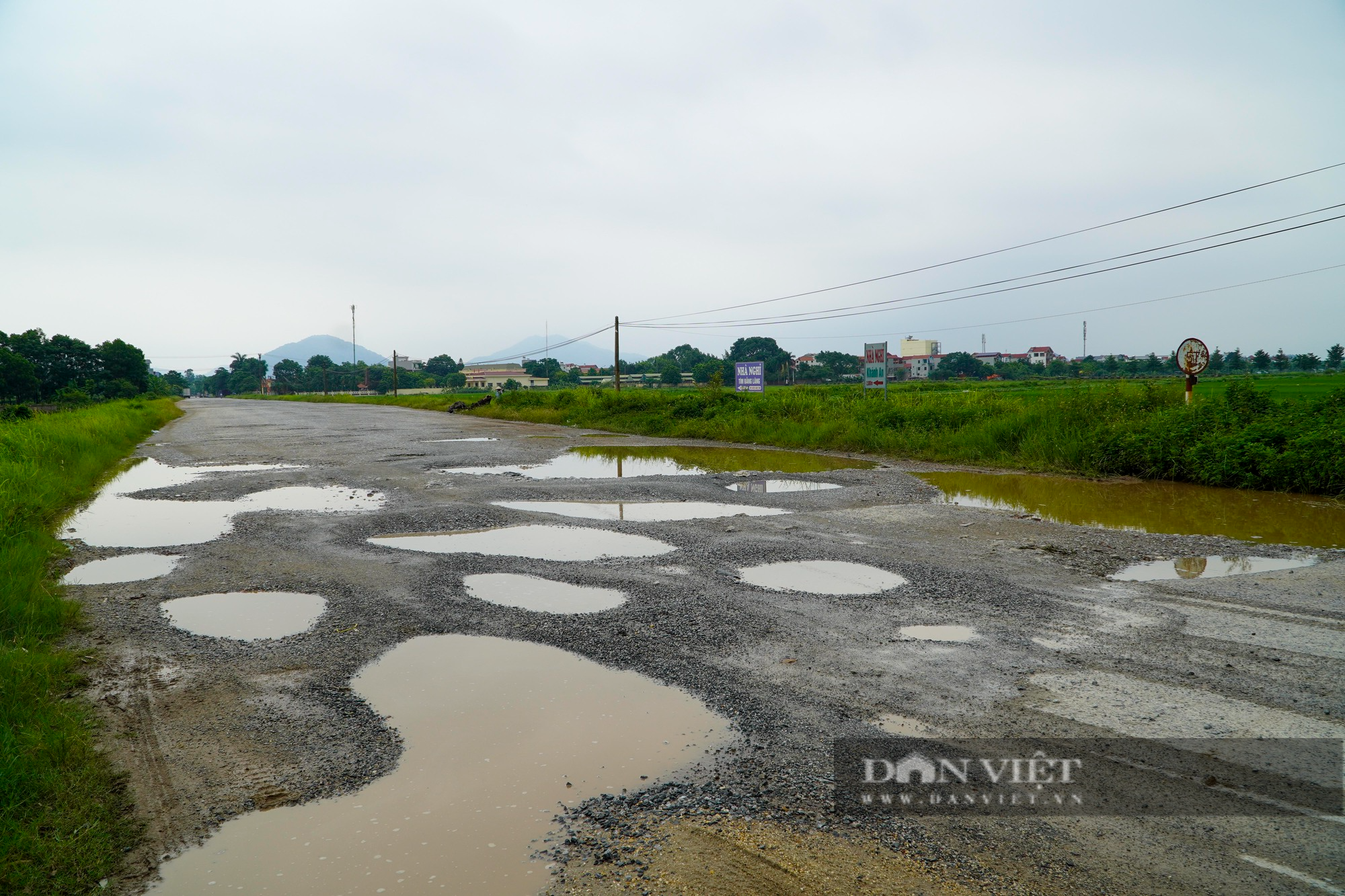 Con đường dài hơn 3 km đi qua 2 xã xuống cấp nghiêm trọng ở Sóc Sơn (Hà Nội) - Ảnh 2.