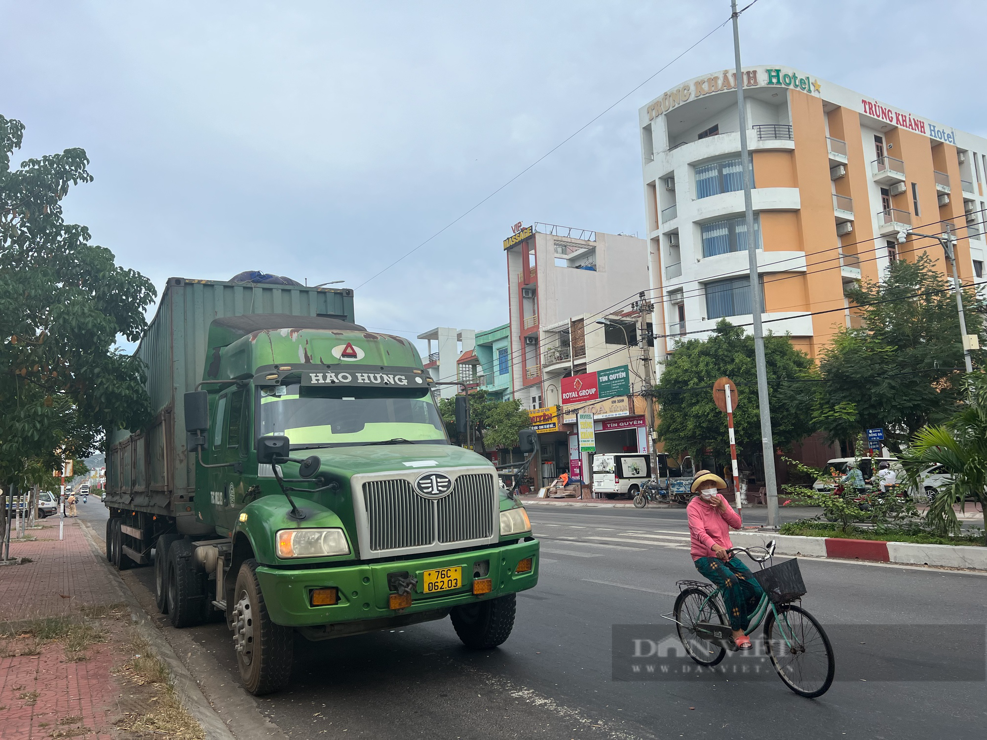 Chủ tịch Bình Định quay clip xe chở dăm gỗ rơi vãi trên đường đề nghị Giám đốc Sở xử lý - Ảnh 5.