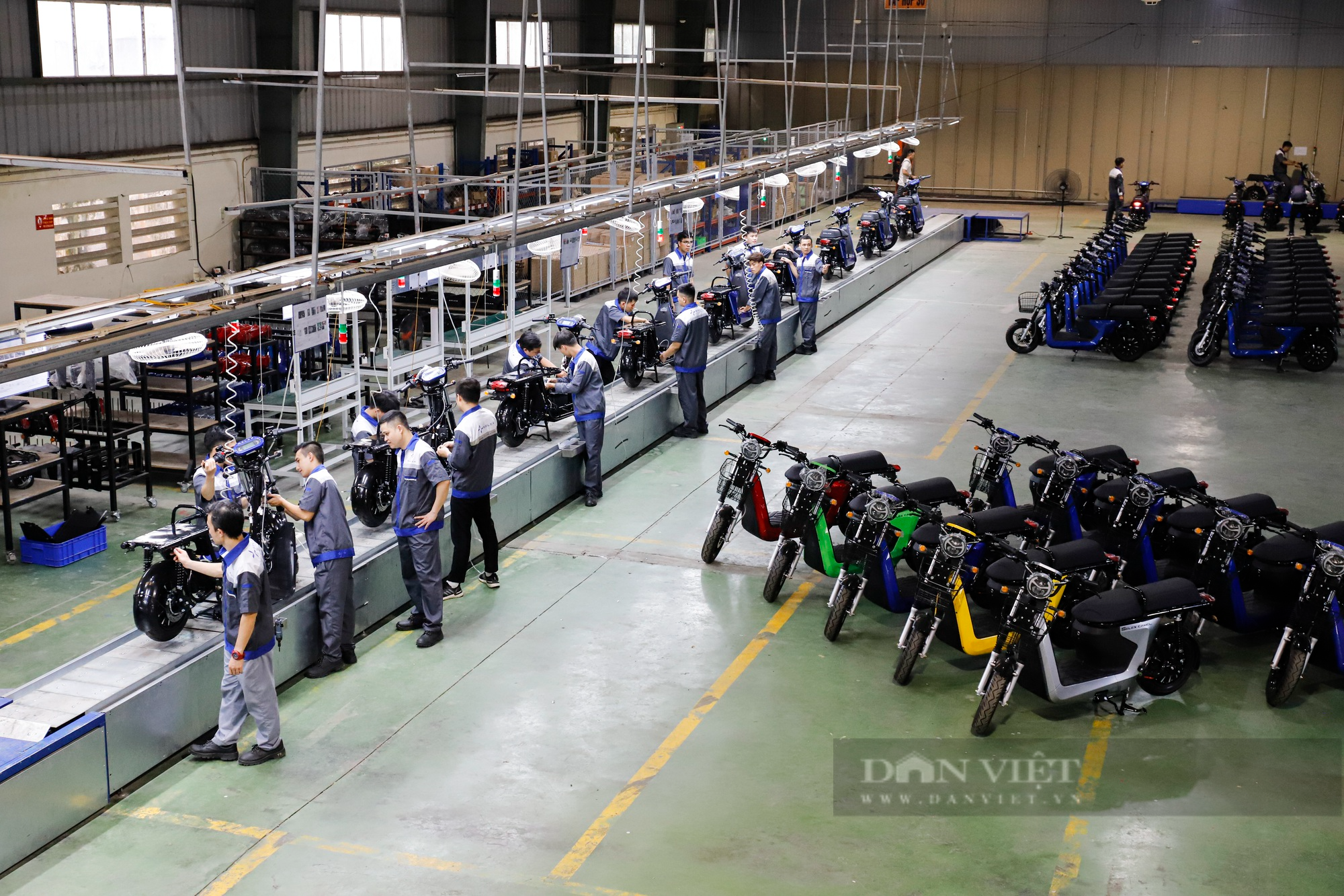 Bộ trưởng Tài chính Hoa Kỳ tham quan dây chuyền sản xuất lắp ráp xe máy điện hiện đại tại Việt Nam - Ảnh 1.