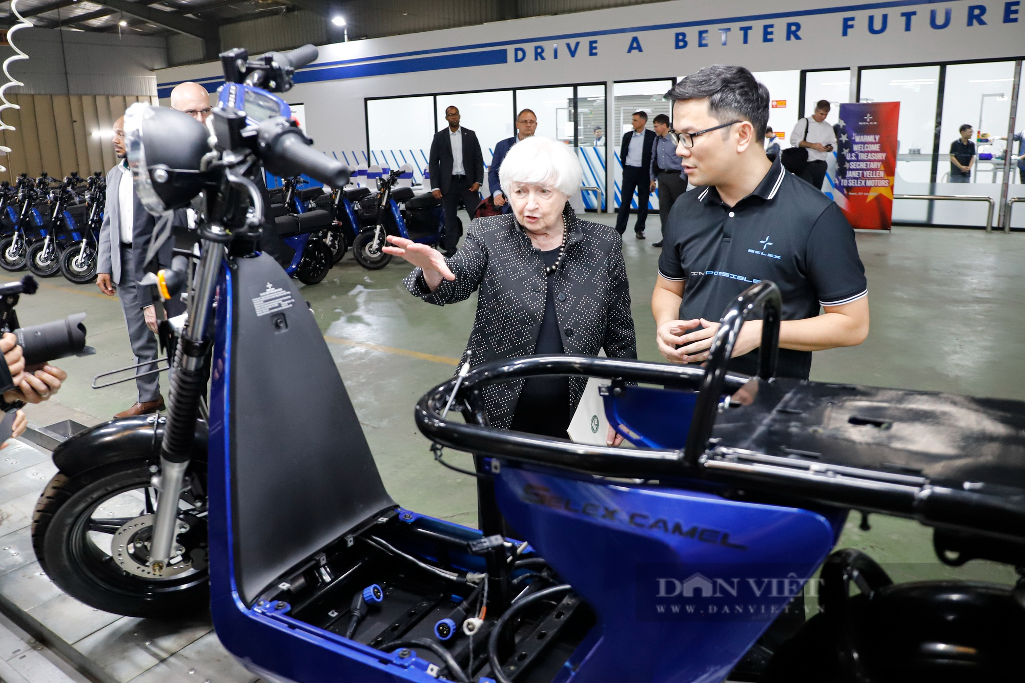 Bộ trưởng Tài chính Hoa Kỳ tham quan dây chuyền sản xuất lắp ráp xe máy điện hiện đại tại Việt Nam - Ảnh 2.