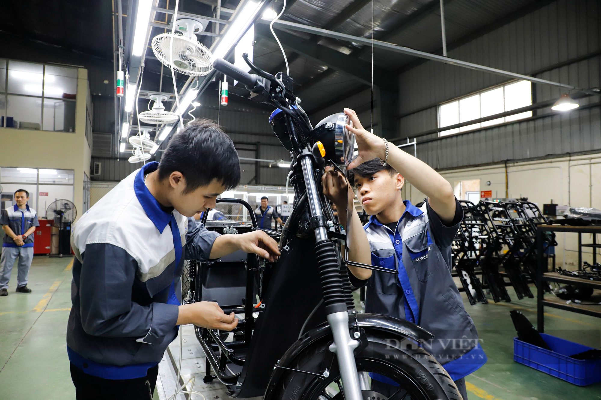 Bộ trưởng Tài chính Hoa Kỳ tham quan dây chuyền sản xuất lắp ráp xe máy điện hiện đại tại Việt Nam - Ảnh 7.