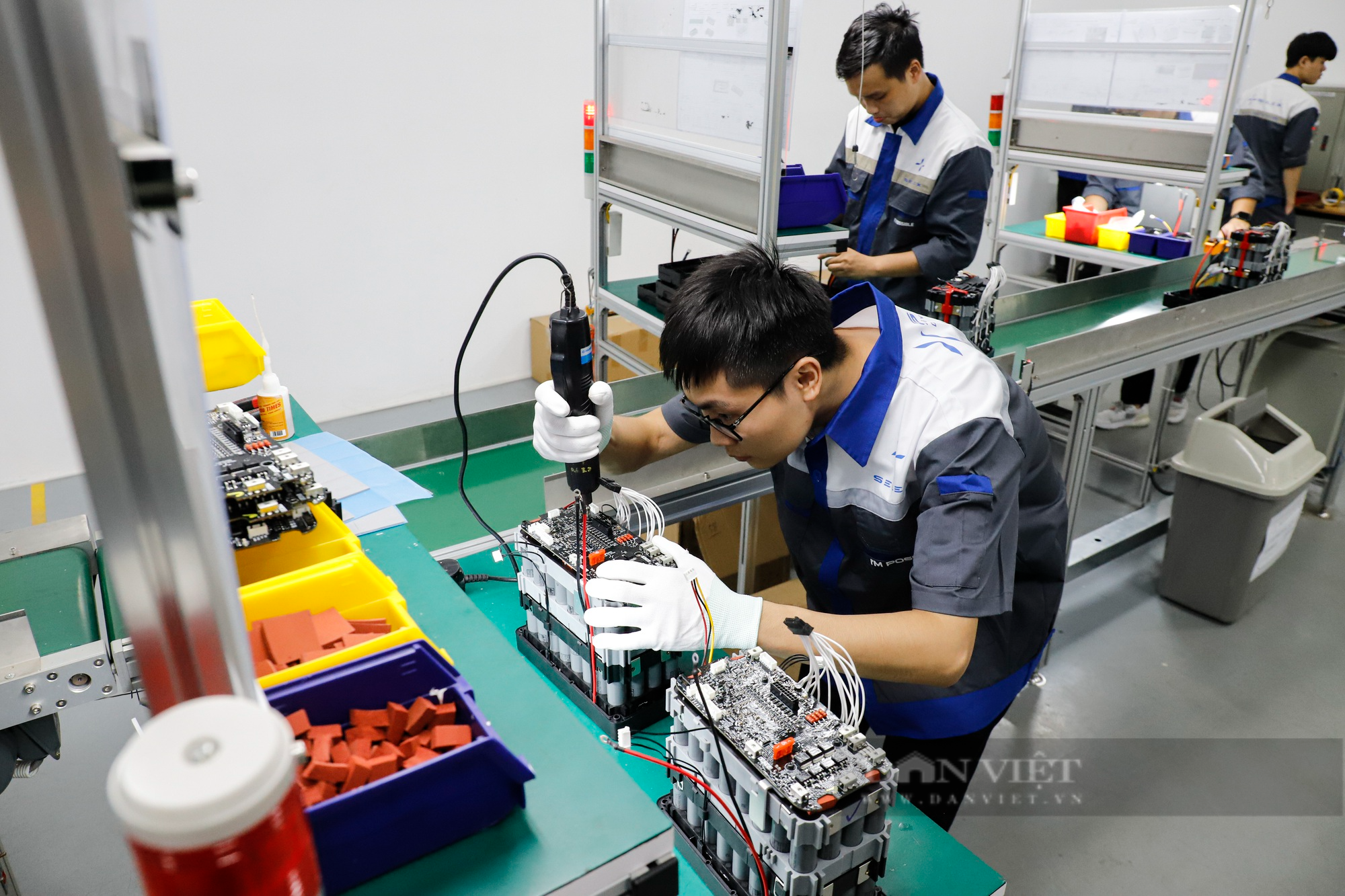 Bộ trưởng Tài chính Hoa Kỳ tham quan dây chuyền sản xuất lắp ráp xe máy điện hiện đại tại Việt Nam - Ảnh 8.