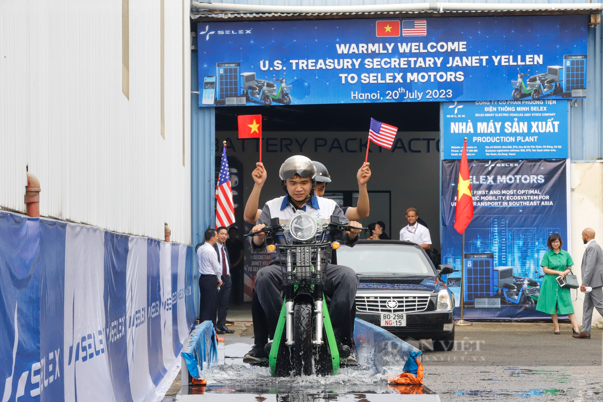 Bộ trưởng Tài chính Hoa Kỳ tham quan dây chuyền sản xuất lắp ráp xe máy điện hiện đại tại Việt Nam - Ảnh 10.