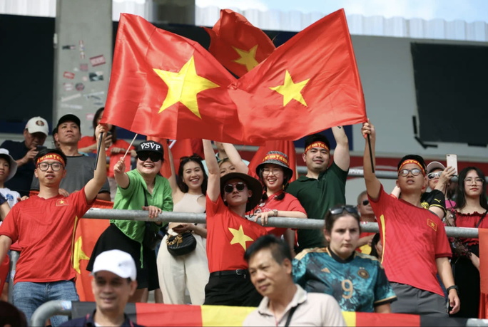 Báo Mỹ viết về tình yêu bóng đá của người Việt Nam - Ảnh 1.