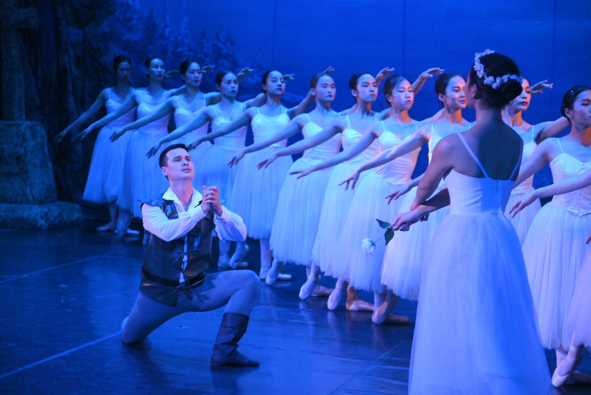 Lần đầu tiên Việt Nam trình diễn vở Ballet kinh điển lấy cảm hứng từ bài thơ của Victor Huygo - Ảnh 2.