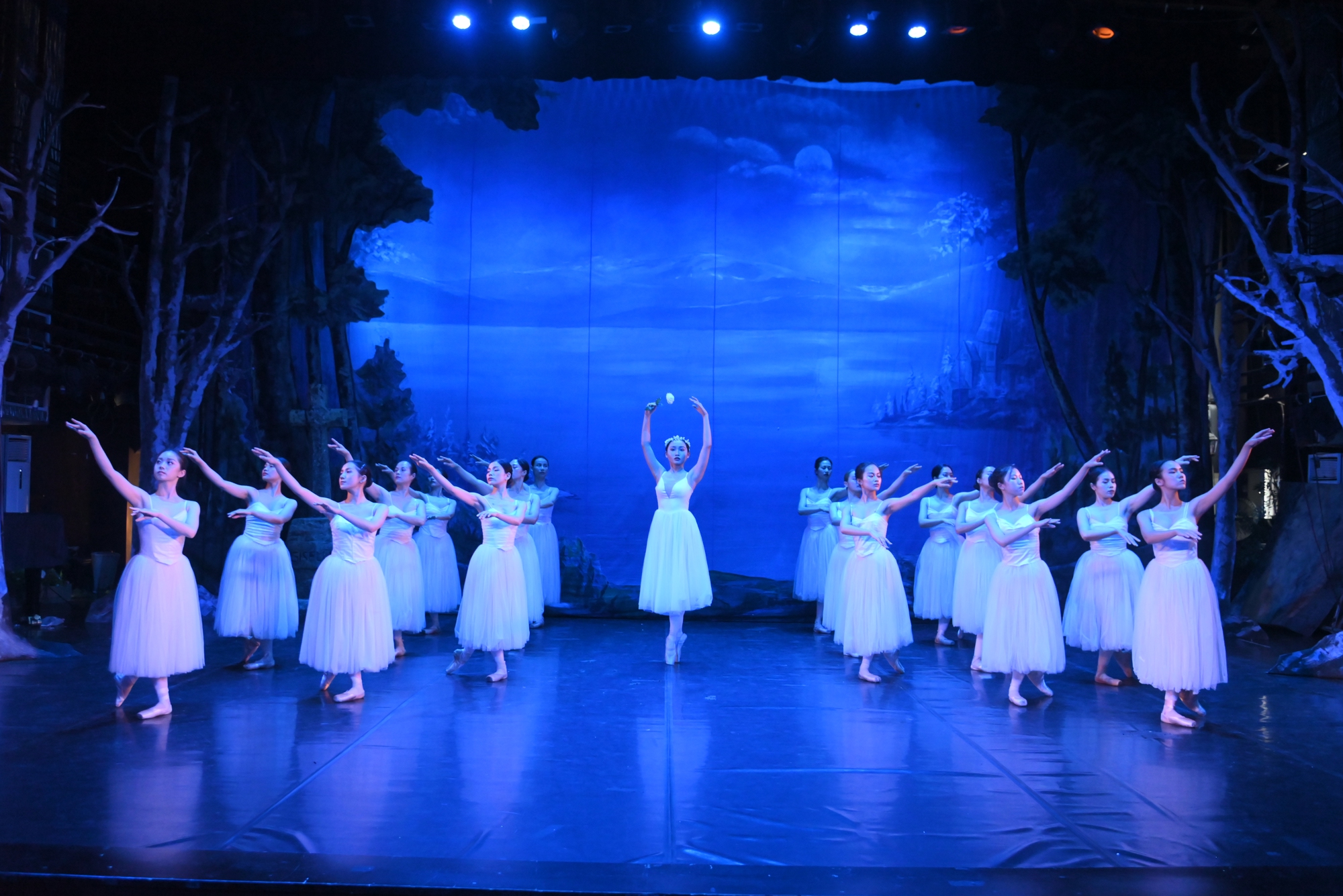 Lần đầu tiên Việt Nam trình diễn vở Ballet kinh điển lấy cảm hứng từ bài thơ của Victor Huygo - Ảnh 4.
