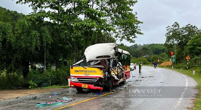 Hà Tĩnh: 10 hành khách thoát chết trong vụ xe buýt va chạm với xe đầu kéo - Ảnh 2.