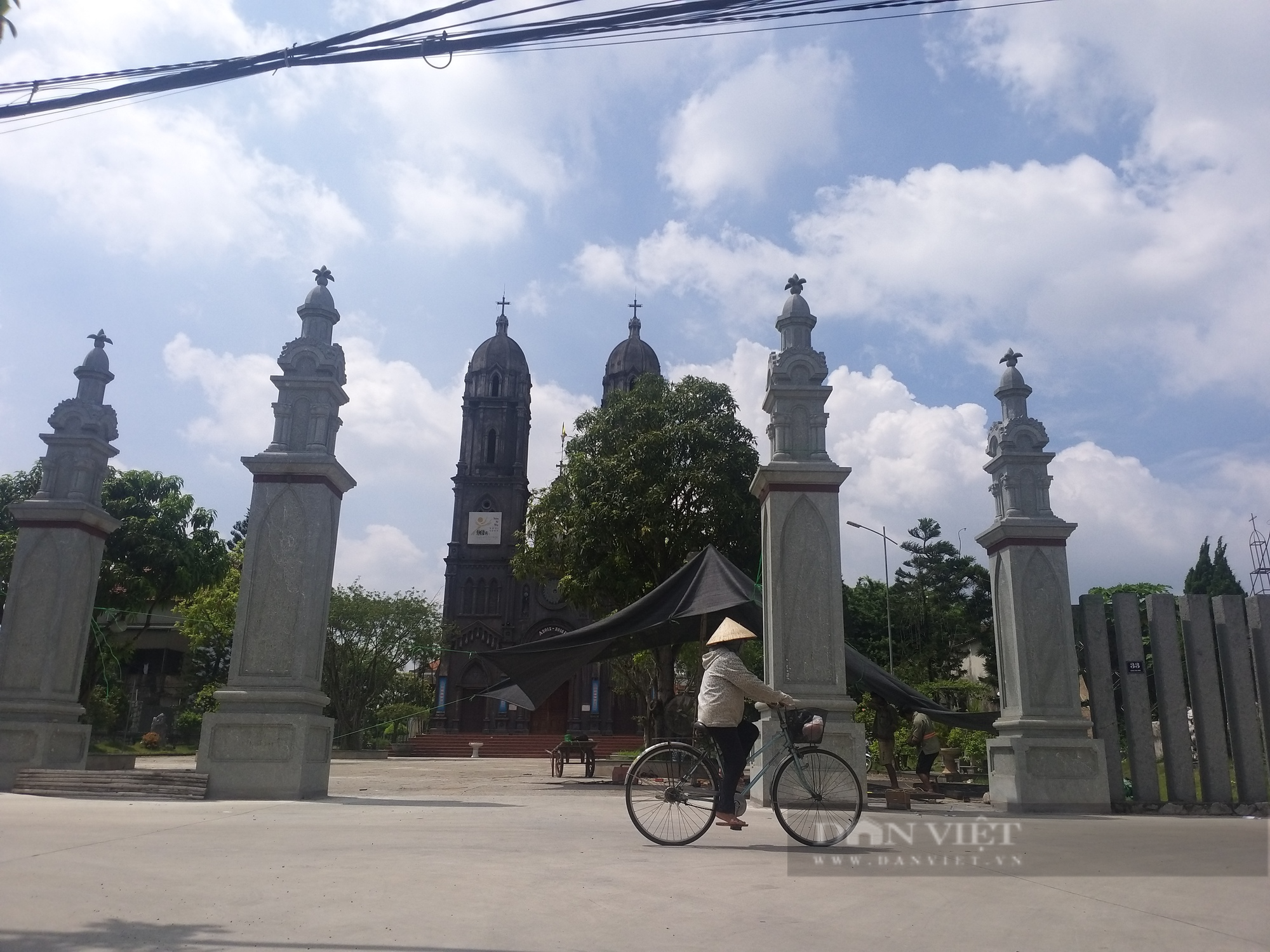 Người công giáo vùng ven đô Hà Nội đua nhau hiến đất mở đường, làm cổng hoa giấy đẹp như tranh vẽ(Bài 1) - Ảnh 2.