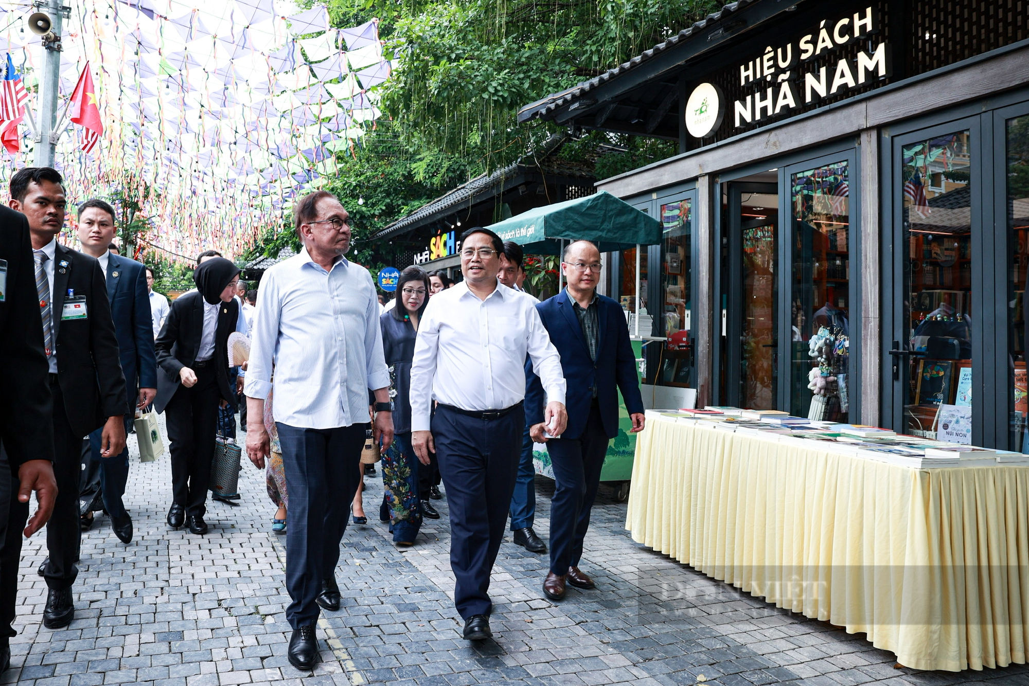 Thủ tướng Việt Nam và Thủ tướng Malaysia thăm phố sách Hà Nội và thưởng thức cà phê Việt Nam - Ảnh 1.