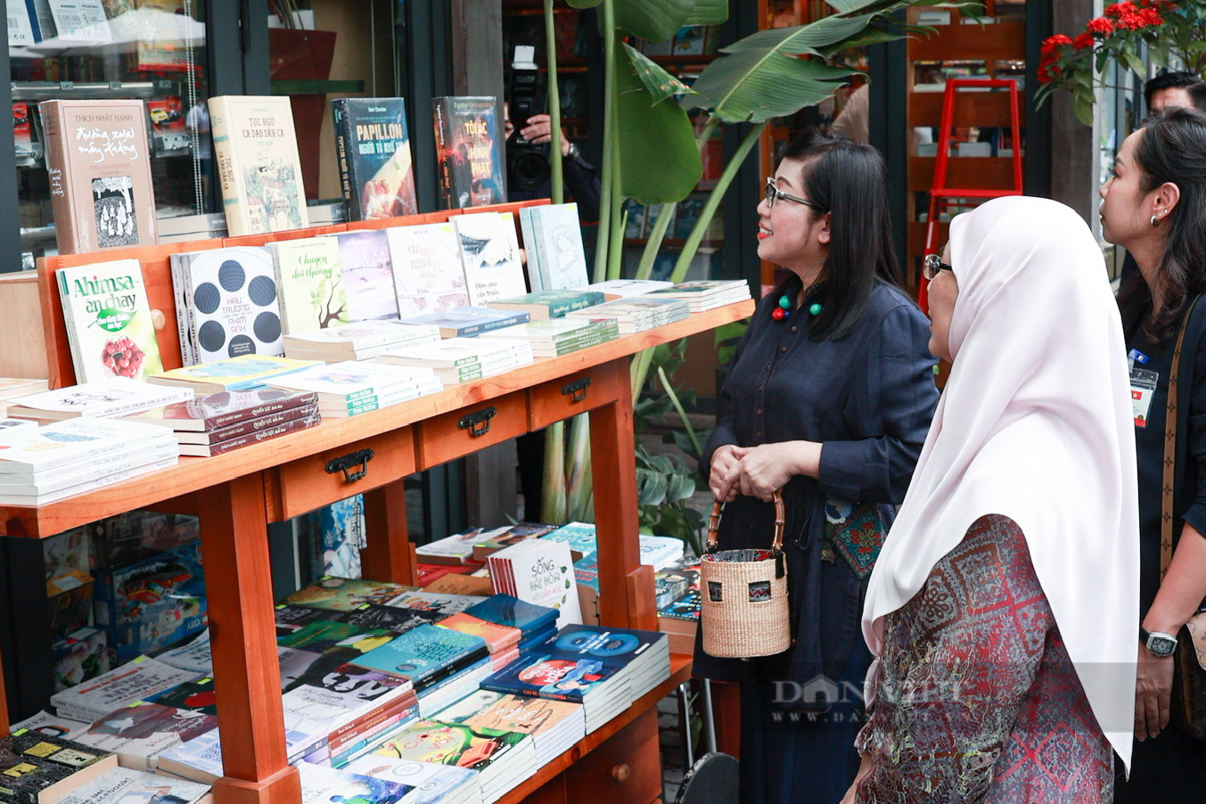 Thủ tướng Việt Nam và Thủ tướng Malaysia thăm phố sách Hà Nội và thưởng thức cà phê Việt Nam - Ảnh 5.