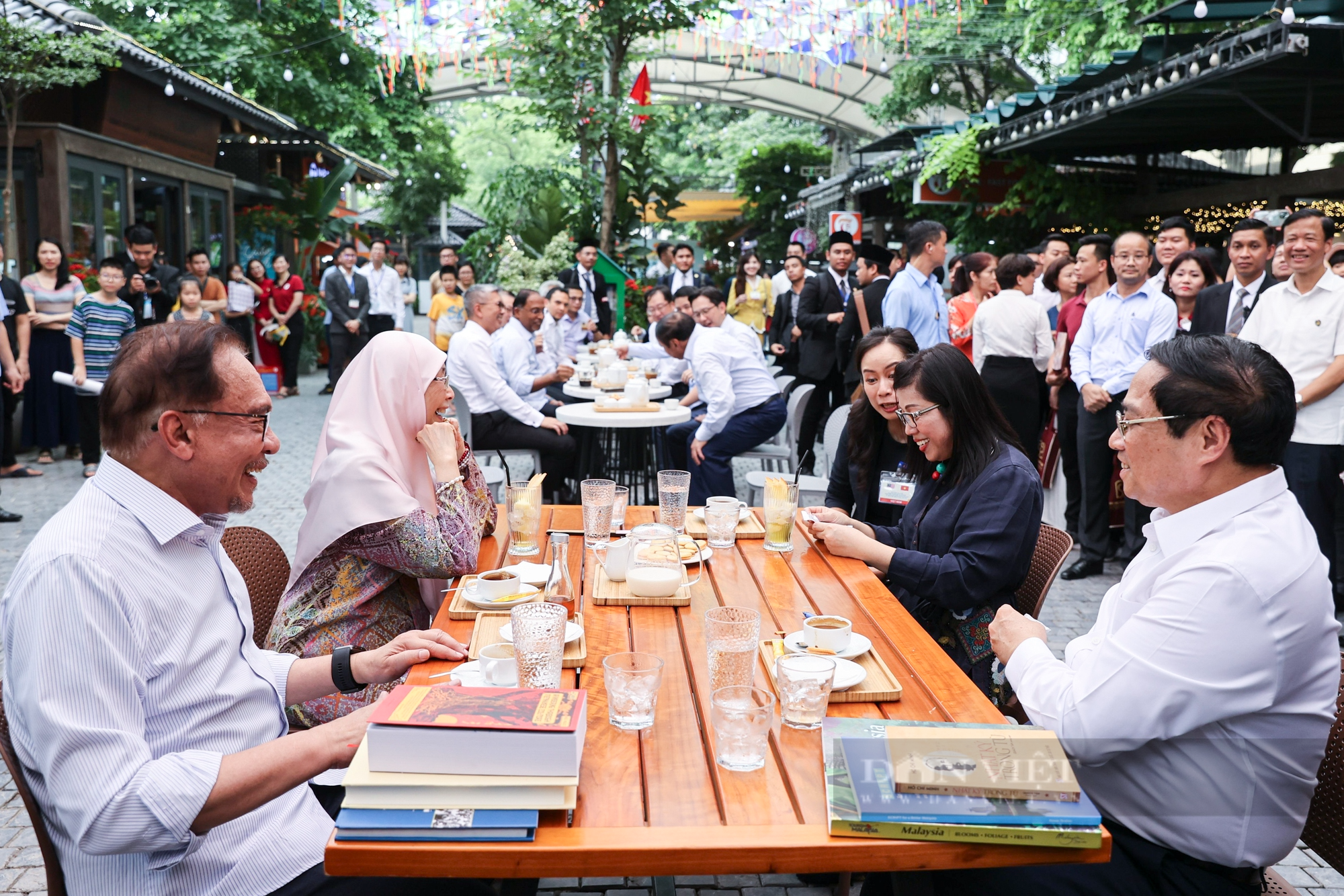 Thủ tướng Việt Nam và Thủ tướng Malaysia thăm phố sách Hà Nội và thưởng thức cà phê Việt Nam - Ảnh 9.