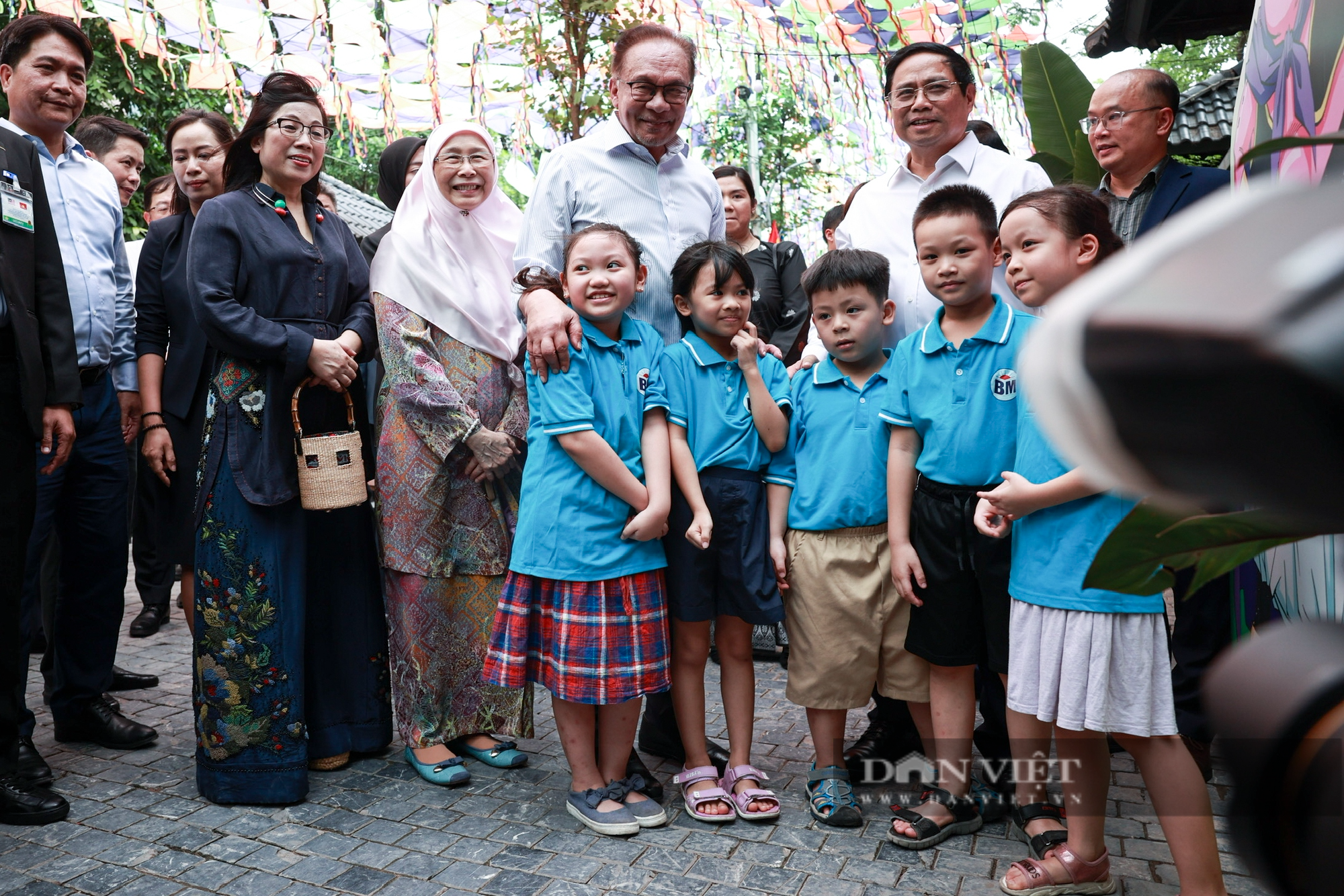 Thủ tướng Việt Nam và Thủ tướng Malaysia thăm phố sách Hà Nội và thưởng thức cà phê Việt Nam - Ảnh 10.