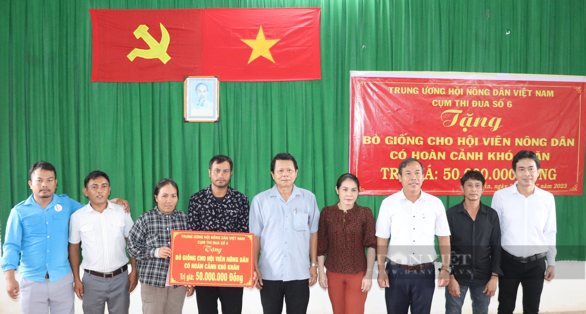 Trung ương Hội Nông dân Việt Nam tặng bò sinh sản cho nông dân nghèo ở Bình Thuận - Ảnh 1.