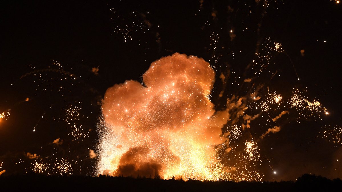 Bom chùm Ukraine đang sử dụng hiệu quả để chống lại Nga có sức tàn phá khủng khiếp đến mức nào? - Ảnh 1.