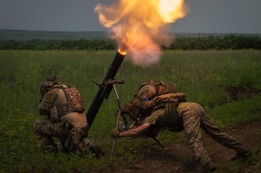 Trận chiến đẫm máu Ukraine gài bẫy quân Nga, dùng bom chùm tấn công gây thương vong nặng nề  - Ảnh 1.