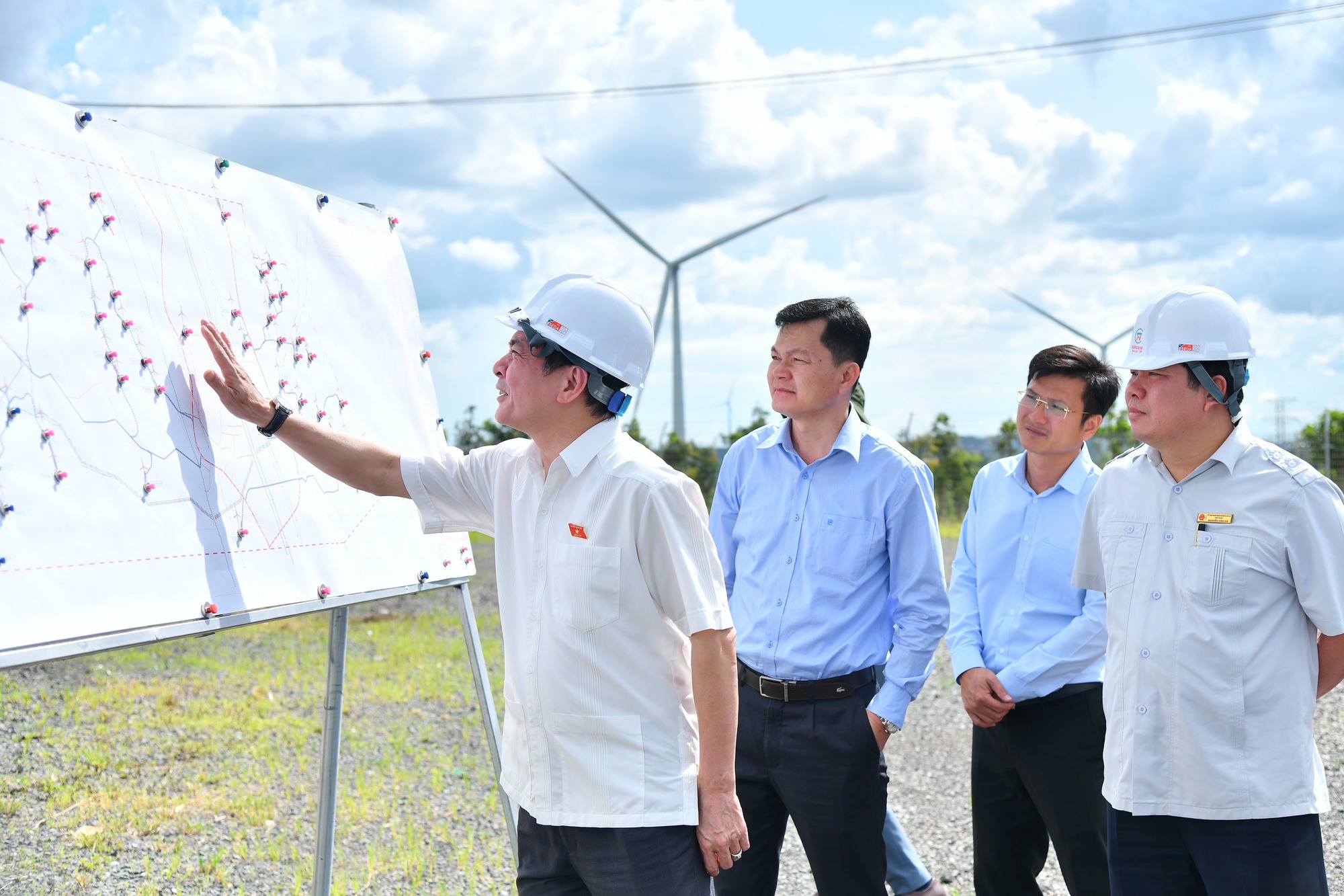 Tổng Thư ký Quốc hội Bùi Văn Cường làm việc tại Dự án Điện gió lớn nhất Tây Nguyên - Ảnh 3.
