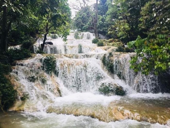 Cách TP Thái Nguyên 40km, nơi này có một thác nước 7 tầng, hiện ra đẹp như mơ, nhiều người lên xem - Ảnh 1.