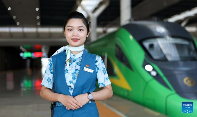 Một ngày làm việc của nữ tiếp viên Trung Quốc trên đường sắt cao tốc 6 tỷ USD Trung - Lào - Ảnh 1.