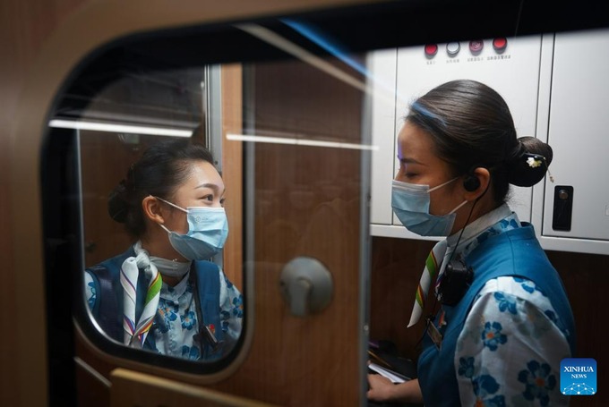 Một ngày làm việc của nữ tiếp viên Trung Quốc trên đường sắt cao tốc 6 tỷ USD Trung - Lào - Ảnh 2.